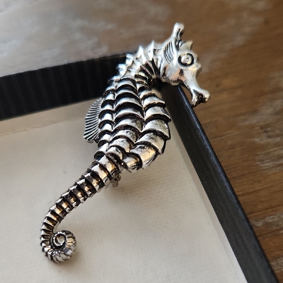 Silver Tone Seahorse Brooch - Picture 2 of 5